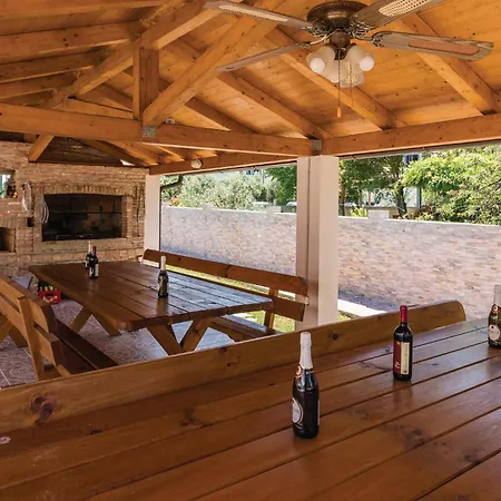 Holiday home Gorgeous In Valbandon With Wifi *