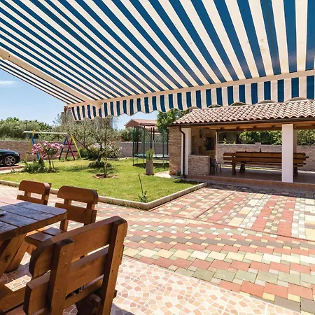 Gorgeous In Valbandon With Wifi Holiday home