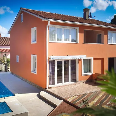 Gorgeous In Valbandon With Wifi Holiday home Stinjan