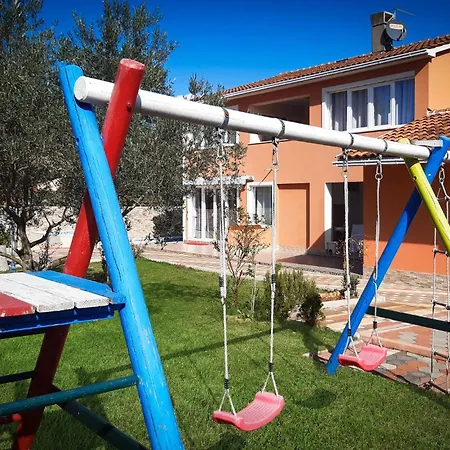 Gorgeous In Valbandon With Wifi Holiday home Stinjan