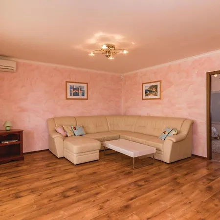 Holiday home Gorgeous In Valbandon With Wifi *