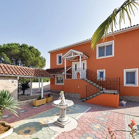 Holiday home Gorgeous In Valbandon With Wifi *